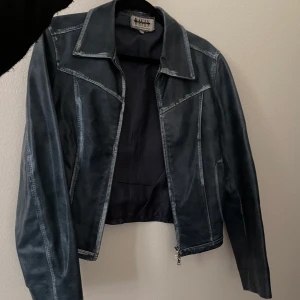 Blå skinnjacka  - Skinnjacka i blått läder 