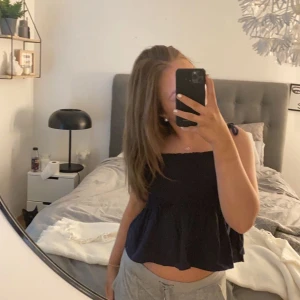 Volang tröja - Hej säljer denna trendiga volang tröjan ifrån shein. Super bra skick och man kan knyta banden själv och ta bort dom. Köpte för 150 kr. Säljer även en i vit!