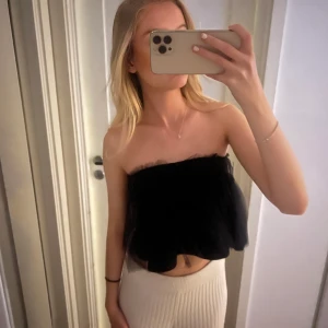 Topp - Så snygg fest topp från zara! Är en barnkjol egentligen som endast funkar som topp och inte kjol, använd typ 1 gång så den är som ny! Passar xs möjligtvis S