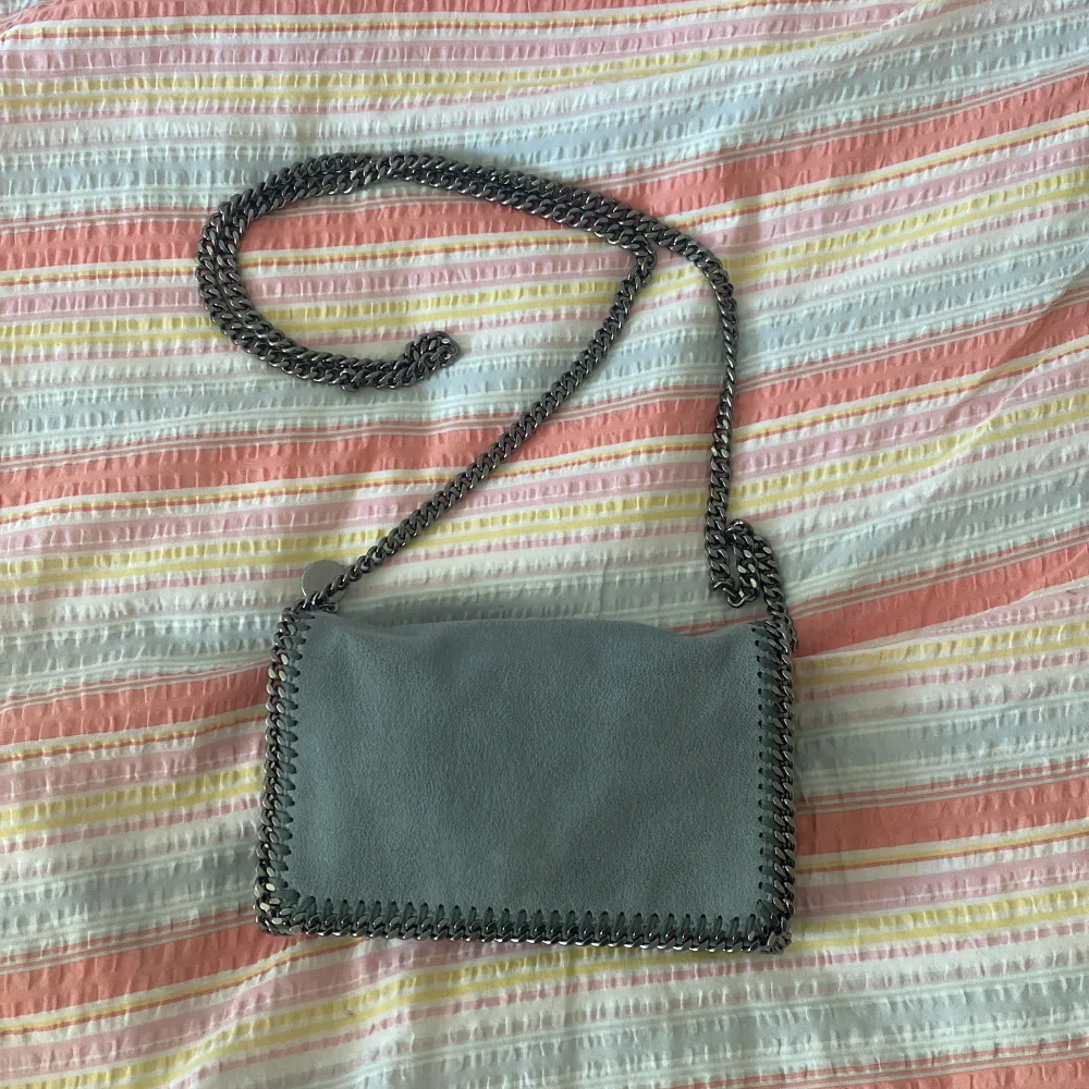 Laggt ut tidigare, men inte sålt.   Säljer min fina Stella McCartney väska i modellen Falabella crossbody bag. Den har perfekta ljusblå färg. Använts under perioder men är fortfarande i mycket fint skick. Man får plats med förvånansvärt mycket i!  Äkta  . Väskor.