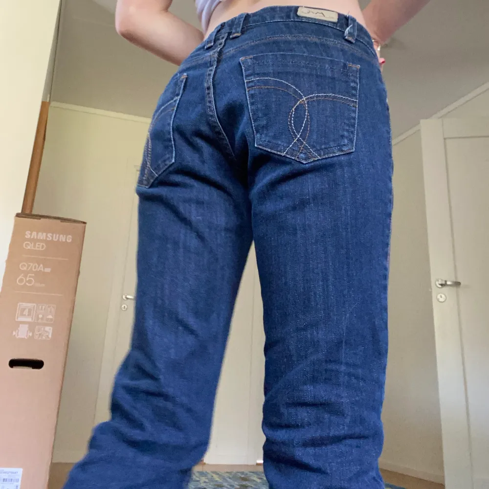 Lågmidjade jeans som är lite för stora för mig men dom är söta💓✨ Jag är ungefär 165 och skulle tänka mig att storleken passar xs/s. Hör av dig om du vill veta mått eller några fler bilder😄Pris kan diskuteras!!!. Jeans & Byxor.