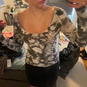 långärmad tröja - långärmad tröja som inte kommer till användning vet inte vilken storlek för klippt av lappen men skulle säga att den är i xs/s