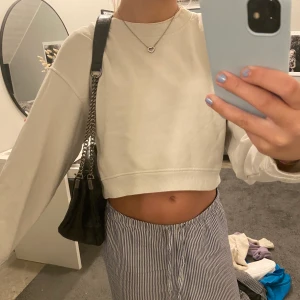Beige sweatshirt zara - Säljer denna kroppade beiga sweatshirten från zara. Storlek S. Knappt använd 