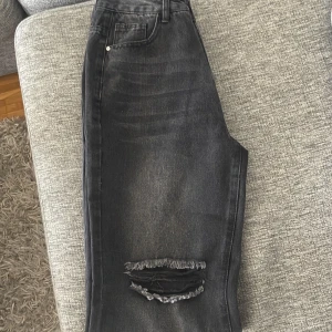 S - Helt oanvända byxor med storlek S  Frakt tillkommer på priset 