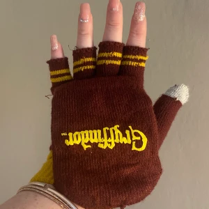 Harry potter vantar  - ett par gryffindor vantar som är fingerlösa men man kan täcka fingrarna med en annan del av vanten ! jätte fina och sköna, använder inte så tänker att någon annan kommer använda dom ist 😇helt okej skick!  60kr+frakt 💋 (orginalpris 169) 
