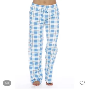 Pyjamas byxor - Ett par pyjamas byxor aldrig använda fick hem 2 par idag och tog en annan färg strl xs sitter riktigt bra går in i rumpan lite 