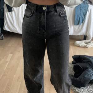 Raka svarta jeans från gina bra skicka och helt nya. köparen står för frakten hör av dig om du vill ha fler bilder ☺️