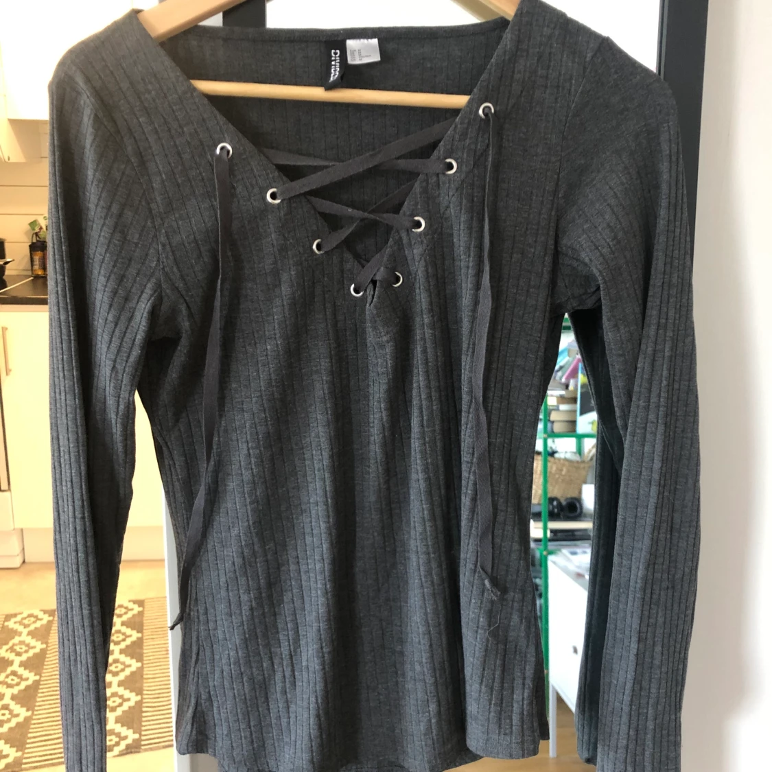 Långärmad topp med snörning 