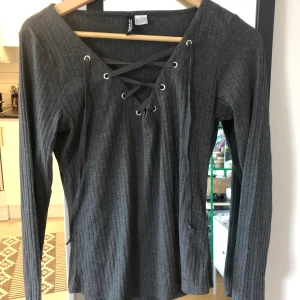 Långärmad topp med snörning  - Fint skick 
