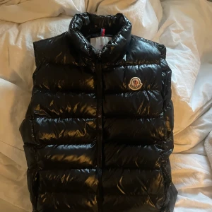 Moncler väst - Super fin Moncler väst som är i gott skick. Skicka om ni har funderingar💓Äkta såklart!❤️