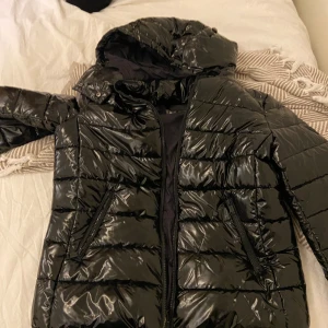 Guess jacka - Säljer min guess jacka då den inte kommer till användning. Jackan ser helt ny ut och har endast använts vid ett tillfälle.  Storlek M men passar även S Pris kan diskuteras vid snabbaffär Kvitto finns