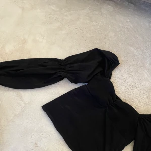 Svart topp  - Svart topp från Gina tricot