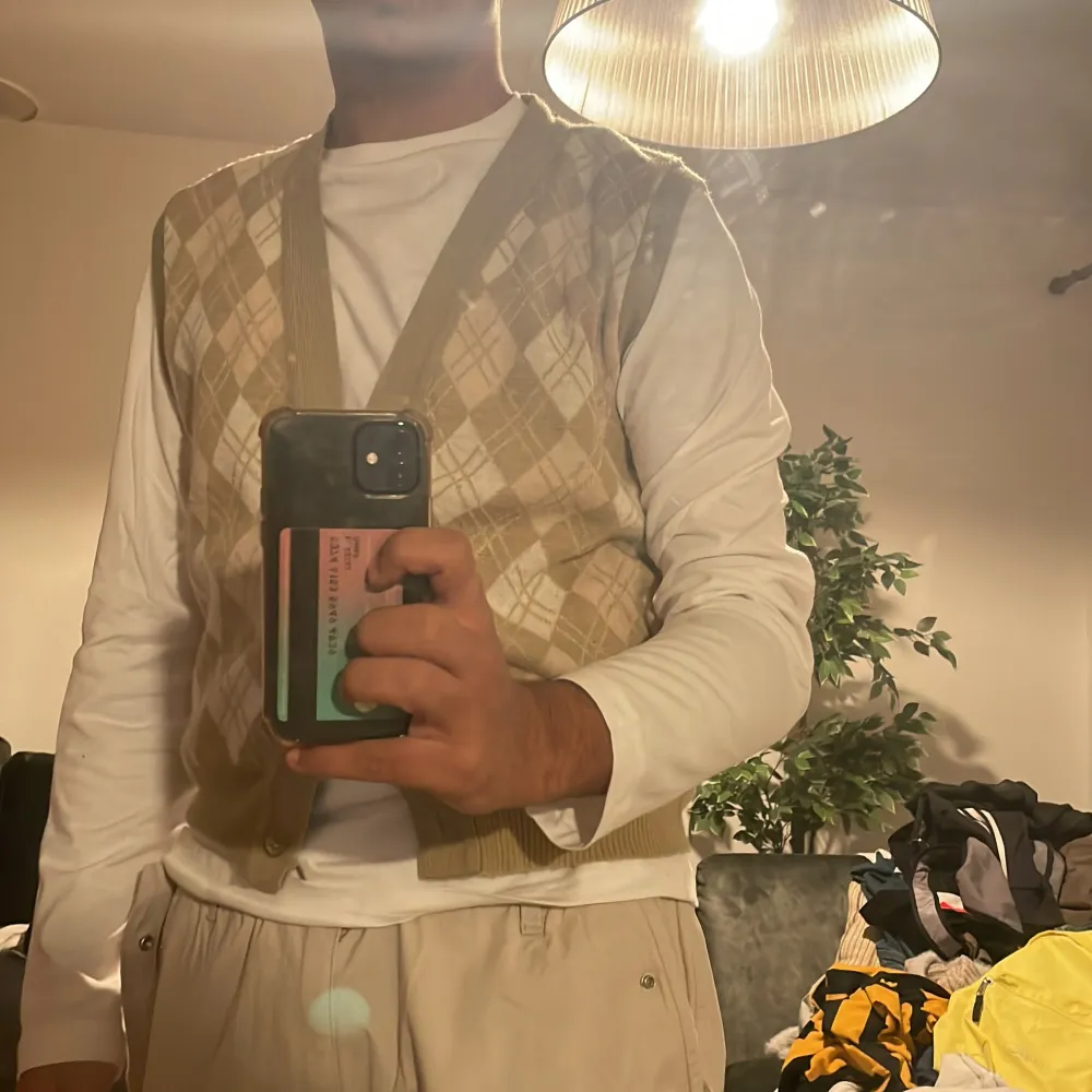fin beige stickat väst, använd 3 gånger typ . Neuleet.