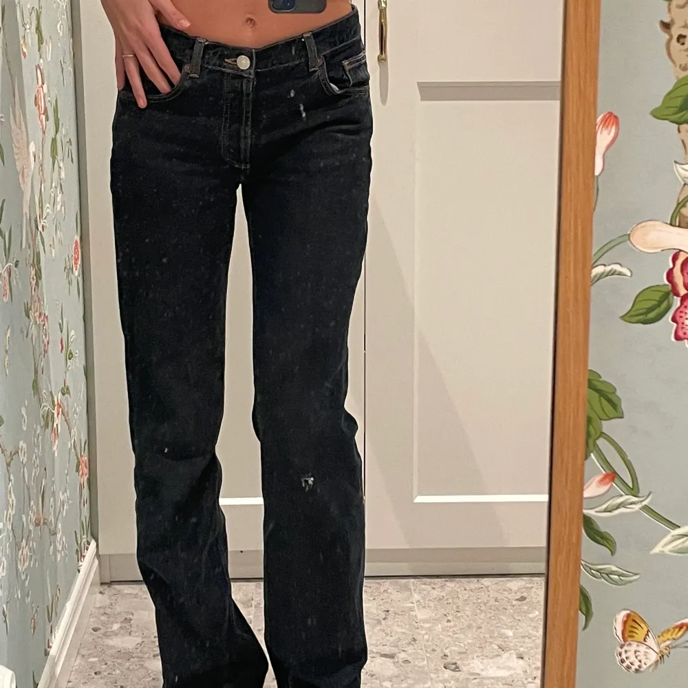 Zaras midrise jeans i en superfin mörkblå färg🥰 Litet hål på högra knät tyvärr, annars fint skick😊 Strl 38 men passar mig som brukar ha 36 bra. Jag är 1.80 som referens🤩. Jeans & Byxor.