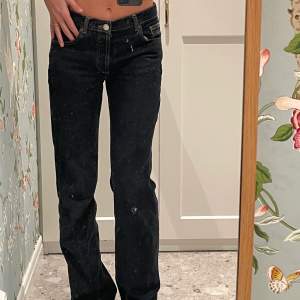 Zaras midrise jeans i en superfin mörkblå färg🥰 Litet hål på högra knät tyvärr, annars fint skick😊 Strl 38 men passar mig som brukar ha 36 bra. Jag är 1.80 som referens🤩