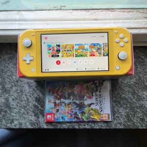 Switch lite - -Köpt för ungefär 3000kr-, köpt för bara 1 år sedan. Allt fungerar som det ska. 🤍 Perfekt till flygresan!  Ingår: Laddare, 3st spel; 1. Animal crossing 2. Supersmash bros 3. Super mario 3D all-stars (Super mario 64, Sunshine och Galaxy!)