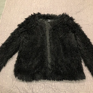 Fluffig kofta storlek S - Fluffig svart kofta från lindex 