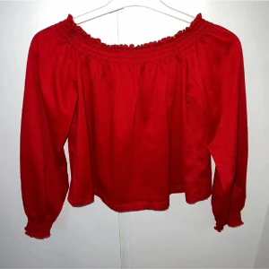 Toppar  - Säljer denna söta röda topp för att den inte kommer till användning längre, bara använt fåtal gånger🌹