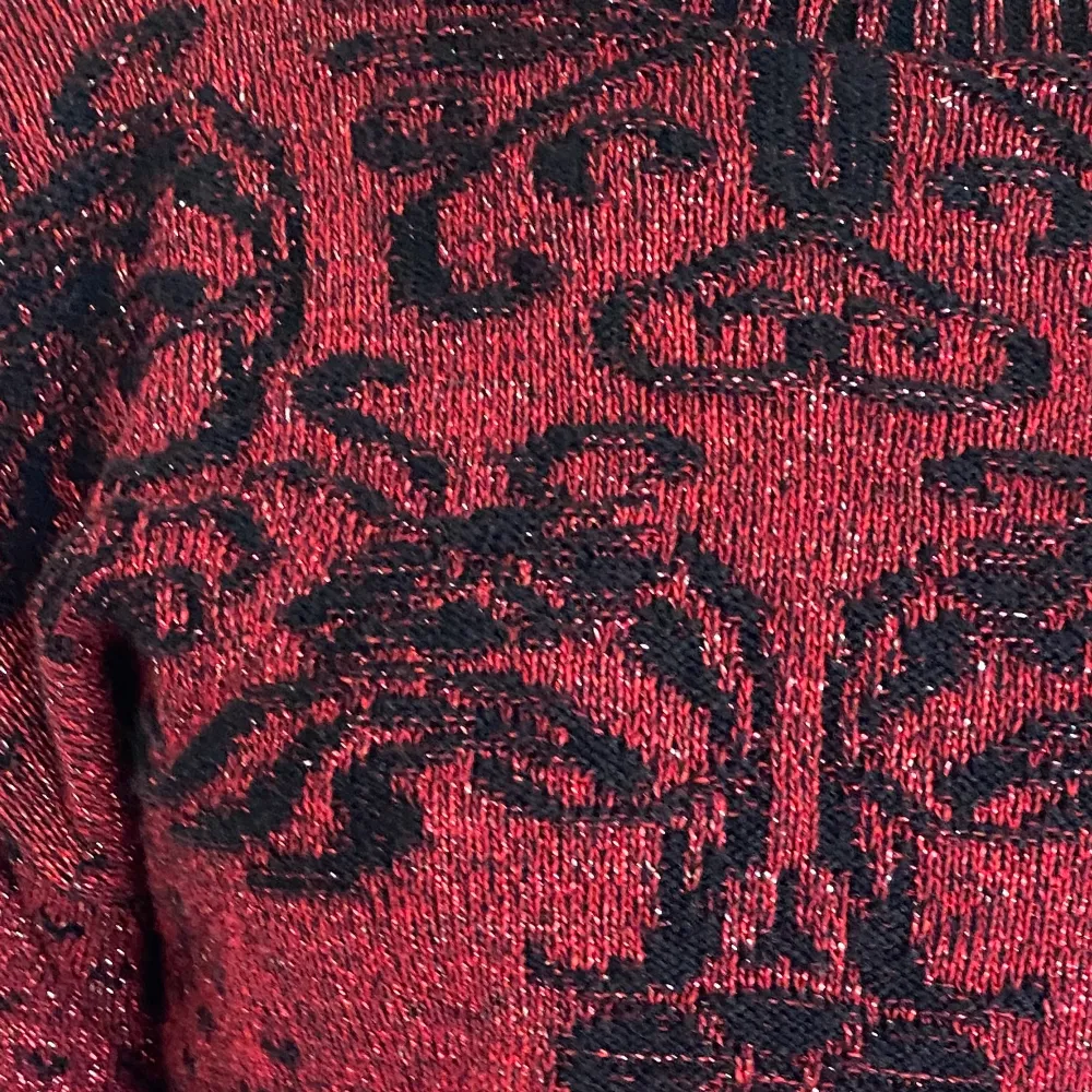 Riktigt fin unik långärmad tröja. Rödare än bilden och lite glittrig. Väldigt vacker mönster som passar perfekt till kallare tider.. Tröjor & Koftor.