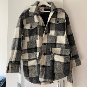 Oversize skjortjacka  - Rutig skjortjacka i yll från NAKD, strl 36. Sparsamt använd, nyligen kemtvättad. 
