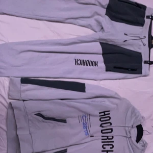 Hoodrich dress - Säljer en hoodrich dress i grå/vit, dene använd typ 3 gånger, haft den inte alls länge, inga skador elr fläckar 