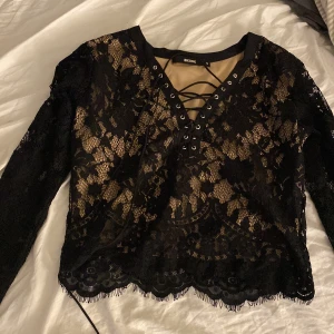 Spets tröja  - Jätte fin tröja i spets. Den är storlek M men den är liten i storlek så den är som en storlek S