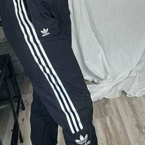 Byxor från adidas  - Dessa byxor är använda ett fåtal gånger men är i bra kvalitet, ”prassel” material 