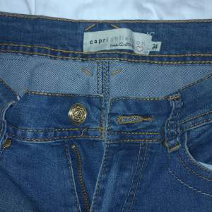 Mörkblåa Capri Collection bootcut jeans. Använda men i bra skick. Storlek 34, sitter jätte fint. Passar både XS och S. Kan gå ner i pris.