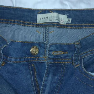 Äkta Capri Collection Jeans St 34 - Mörkblåa Capri Collection bootcut jeans. Använda men i bra skick. Storlek 34, sitter jätte fint. Passar både XS och S. Kan gå ner i pris.