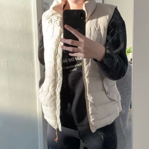 Väst  - Väst som jag köpt på second hand i typ ljus beige. Stl 38 men är jätteliten i storleken. Passar 36 och kanske 34 också. 🫶🏼skriv för fler bilder! köparen står för frakten! 💕