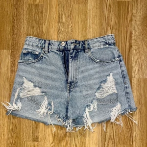 Högmidjade shorts storlek 36 - Högmidjade shorts från Zara i storlek 36 även kallat S. Säljes för 50kr. Skickas spårbart med Postnord för 57kr i fraktavgift. Betalning sker via Swish.