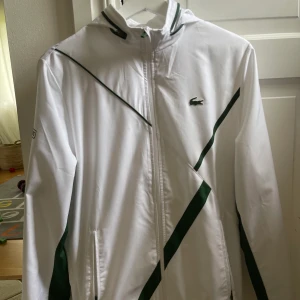 Lacoste tröja/ överdragsjacka!  - Mycket fin tennis jacka ifrån Lacoste senaste kollektion!  Nypris 2699
