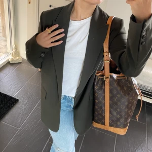 Kavaj Zara - Säljer denna oanvända kavajen som är köpt från zara i Paris. Säljer för 300kr❤️ hör av er för fler bilder eller frågor❤️ storlek XS men passar mig som har S!