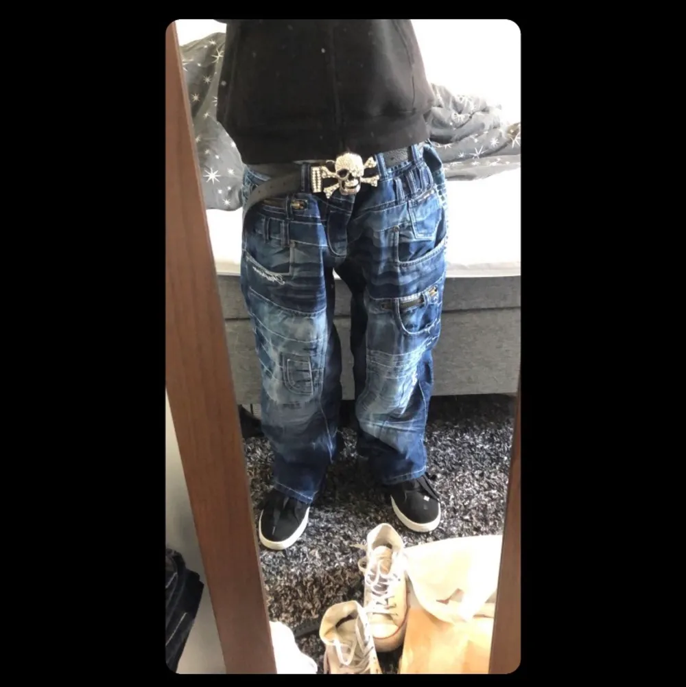 tvär feta kosmo lupo jeans med ganska baggy fit och feta detaljer, liknar rocker jeans! midjemått 100cm. Jeans & Byxor.