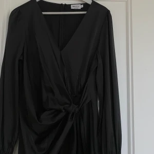 Festklänning  - omlottklänning från nakd. Använd 1 gång. I satinliknde material.   Frakten står köparen för.🫶🏻