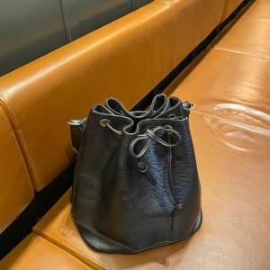 Louis Vuitton Noé Epi leather vintage Kan skickas flera bilder vid intresserad.  Finns ute på Tise och Plick. Kan ordna äkthetsintyg som önska kostar 400kr. Väskan hämtas på Vasastan eller fraktas