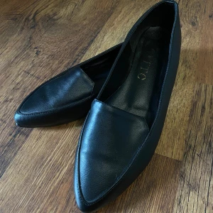 Svarta skor  - Köpta utomlands och använda ett fåtal gånger - känns mer som en 38a än 39a! 