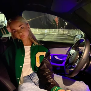 Jacka - Varsity jacket som är såå mysig och SNYGG! Riktigt läder och i fint skick💚