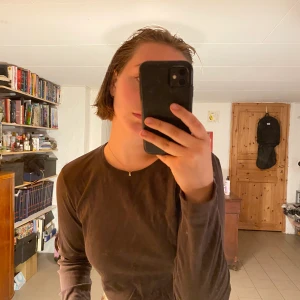 Brun tröja - Jättesnygg brun basic tröja man kan ha till allt!! Dma för fler bilder och frågor. Köpare står för frakt, jag kan också oftast mötas upp i Malmö. Kolla gärna in mina andra annonser <3