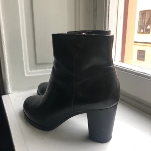 & other stories läder stövletter  - Stövletter i läder från & other stories i jättebra skick! Går lite upp till anklarna. Storlek 38, men passar ändå mig som är en 37.