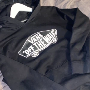 Hoodie  - En Vans hoodie i nytt skick, använd Max 5 gånger💕