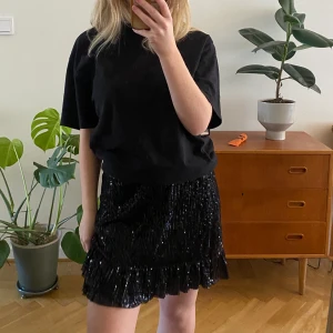 Glittrig kjol  - Festlig kjol med paljetter! Endast använd en gång på nyår förra året 🖤🪩