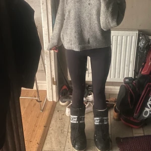 Moonboots  - Moonboots i nästan helt nytt skick!💕  Köpte de förra året men de är lite stora för mig som har storlek 38 då de är i storlek 39 - 41. Använde bara några gånger under vintern så det är inte jätte använda.Säljer det för 500 kr plus frakt & köpte för 1500kr🤠