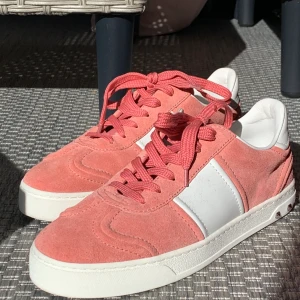 Valentino flycrew sneakers - Köpte på Vestiaire förra året. De var använda ca 3 gånger och har själv endast provat de. 9/10 kvalite det enda som saknas är en av nitarna. Utöver det är de så gott som nya! Dustbag och extra skosnöre medföljer.