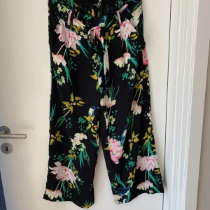 Trekvartslånga byxor - Trekvartslånga blommiga byxor! Använda ca 3 gånger, nyskick! 