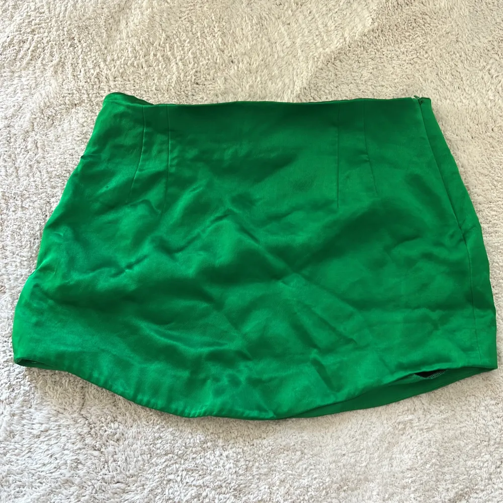 Kort kjol från Zara, i grön satin. Köparen står för frakten🥰. Kjolar.