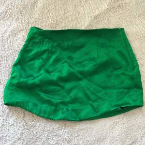 Kort kjol från Zara, i grön satin. Köparen står för frakten🥰