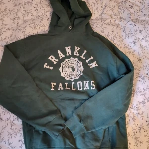 Hoodie - Mörkgrön hoodie i bra skick 💚