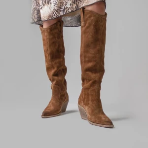Cowboy boots Bronx  - Slutsålda cowboy boots från Bronx! De är i så bra skick och säljer då de inte kommer till användning. De är i storlek 38 men passar mig som pendlar mellan 37 och 38💕