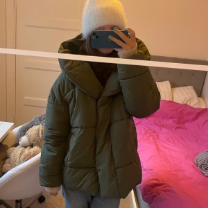 Vinterjacka!!! - Säljer denna jacka som är perfekt nu när hösten och vintern börjar komma!! Luvan är så stor och mysig perfekt vid regn eller snö!!